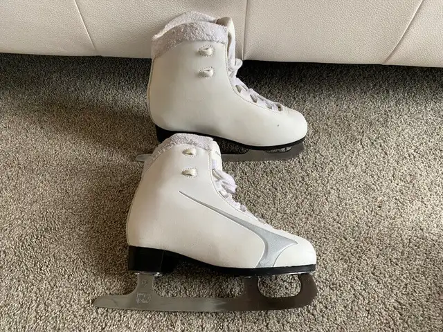 Kids ice hockey / figure skates in Skates & Blades in Brantford - Image 3