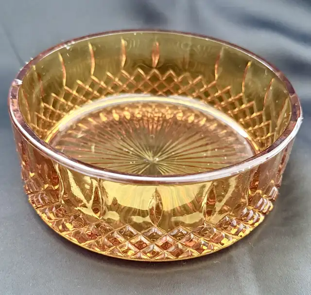 Indiana Glass Amber Diamond Point bowl in Arts & Collectibles in Ottawa - Image 2