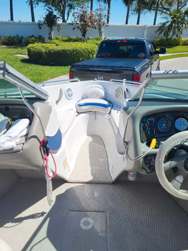 2002 Crownline 19Ft. Bowrider in Powerboats & Motorboats in Barrie - Image 5