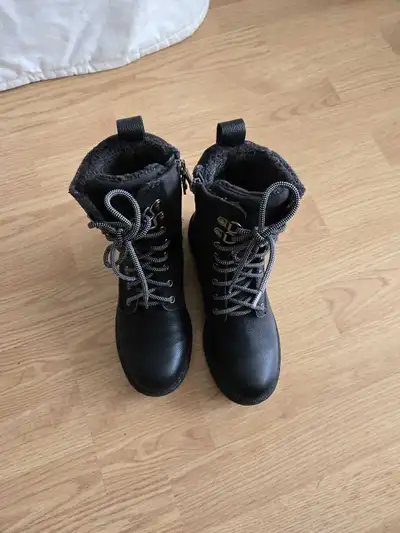 Black boots , View more