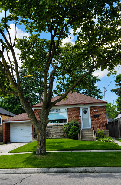 Pharmacy/Lawrence - Bright and spacious 3-bedroom main-floor home on a quiet, tree-lined street in d...