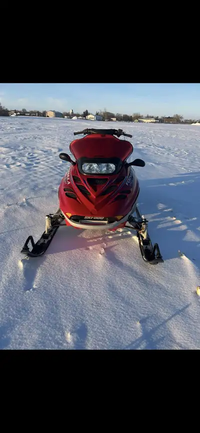 Skidoo 2001 formula deluxe 700 reverse electric start skidoo can runs great not trade bottom dollar
