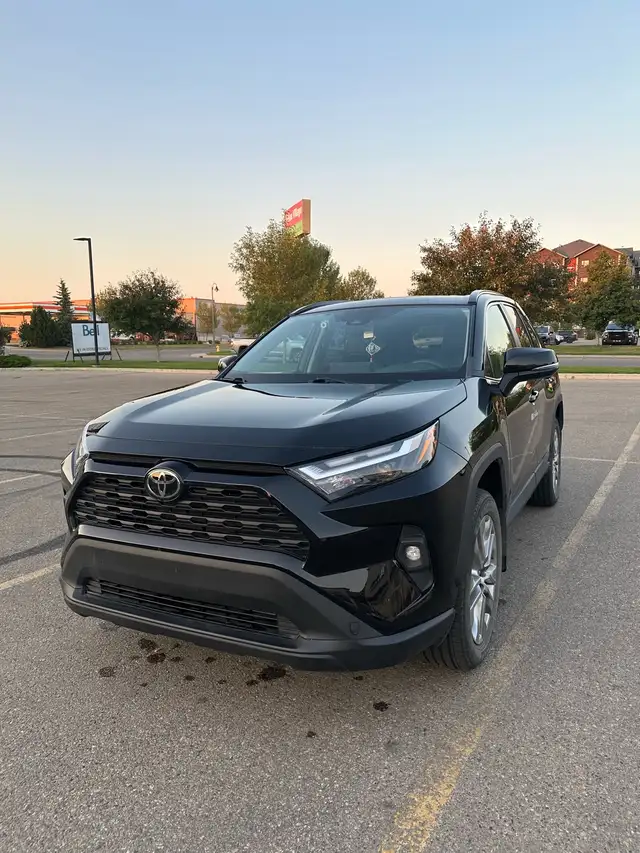 2023 Toyota RAV4 XLE Low Mileage