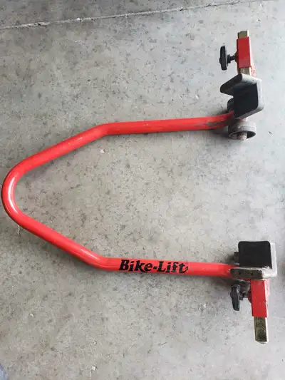 BIKE LIFT REAR MOTORCYCLE STAND NEEDS TO GO!!! Rear motorcycle stand for swingarm lifting. In great...