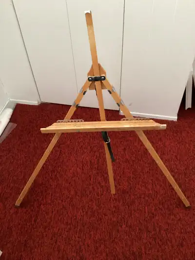 Ce chevalet d'artiste en bois est parfait pour tout artiste, qu'il soit débutant ou professionnel. I...