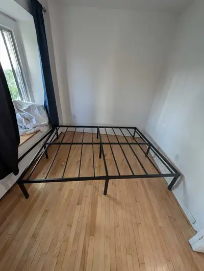 bedframe queen / lit en métal , View more