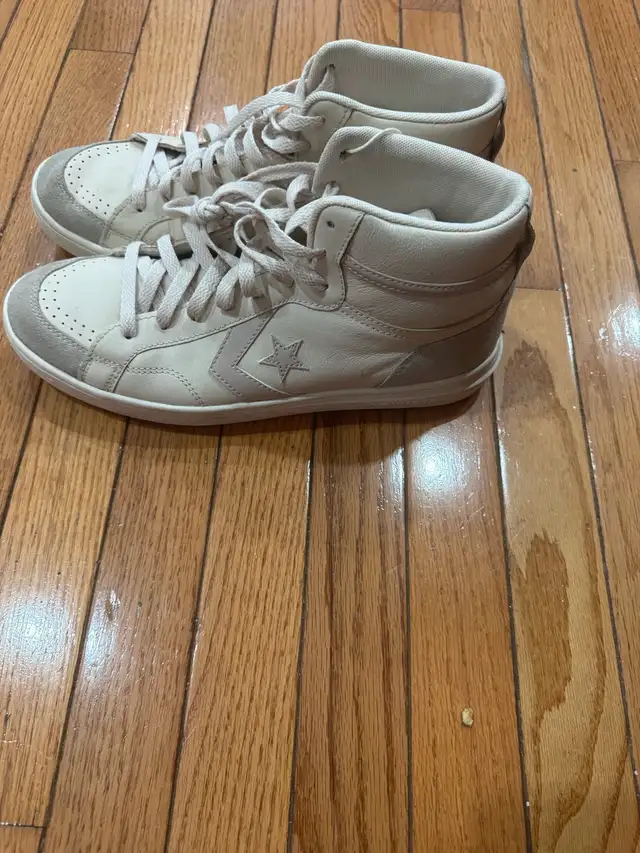 Converse Leather High-Top Sneakers – Men’s Size 10 – Like New in Men's Shoes in Oakville / Halton Region - Image 2
