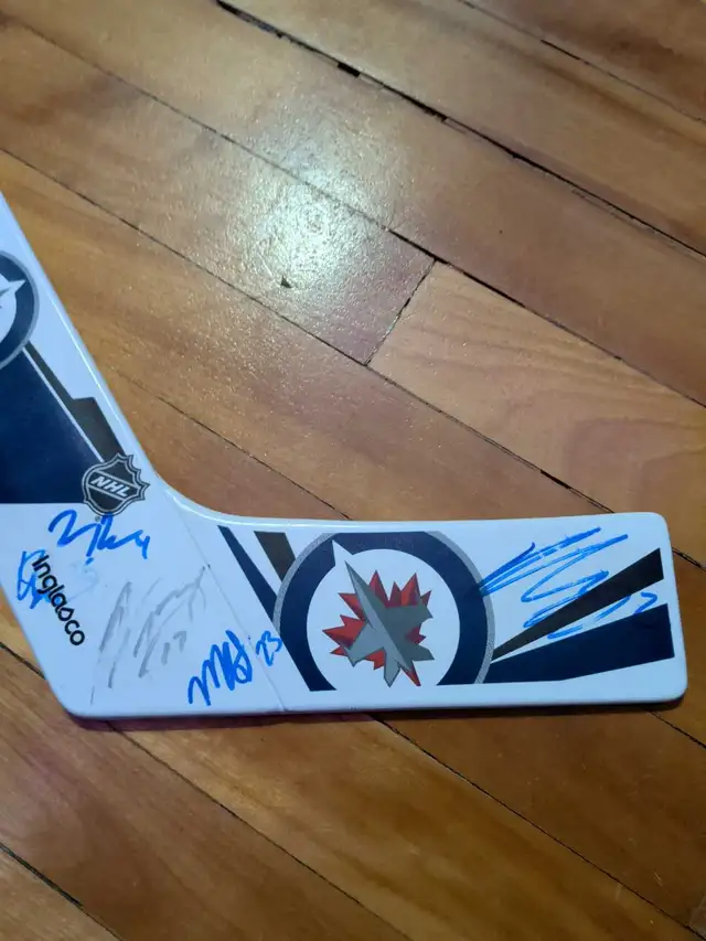 Winnipeg Jets mini stick with autographs in Hockey in Winnipeg - Image 3