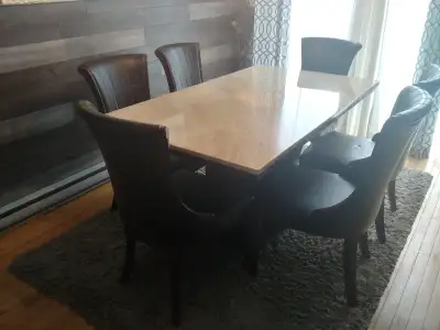 750$ Ensemble table salle à manger et 6 chaises., View more