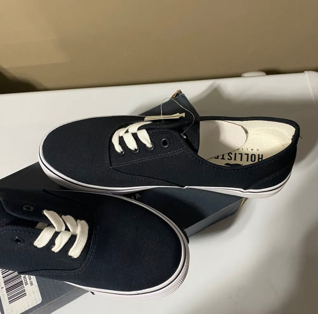 Hollister Navy blue sneaker in box brand new unisex in Women's - Shoes in Calgary - Image 4