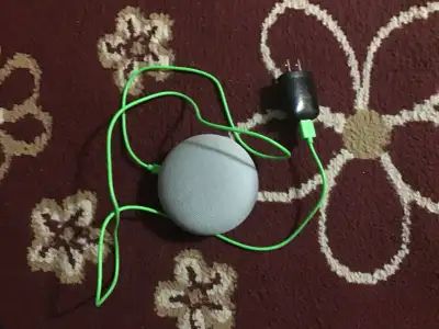 Voici Google Nest Mini en bon état, idéale pour contrôler vos appareils connectés et obtenir des rép...