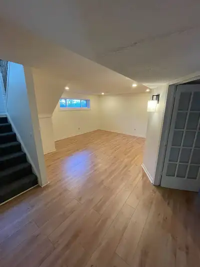 1 bed 1 bath basement in a detached bungalow in north Barrie. Has a kitchen with fridge and microwav...