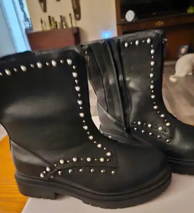 Penningtons Boots brand new side 10W, View more