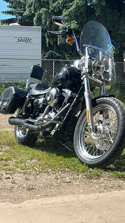 Excellent ride with low mileage: 13820 km. New tires and brake pads with less than 300 km on them. C...
