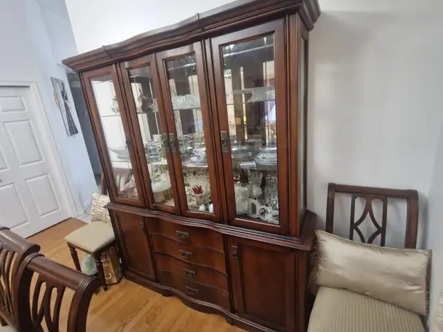dining room buffet hutch in Hutches & Display Cabinets in Windsor Region - Image 2