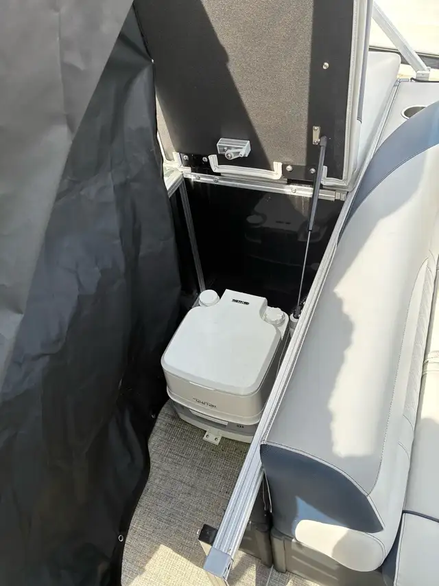 Legend Pontoon Q-Series in Powerboats & Motorboats in Barrie - Image 9