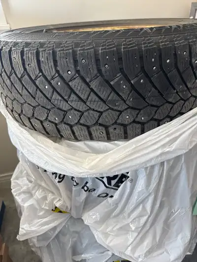 4 Gislaved Studded Snow tires on rims size 215 / 65 R16.