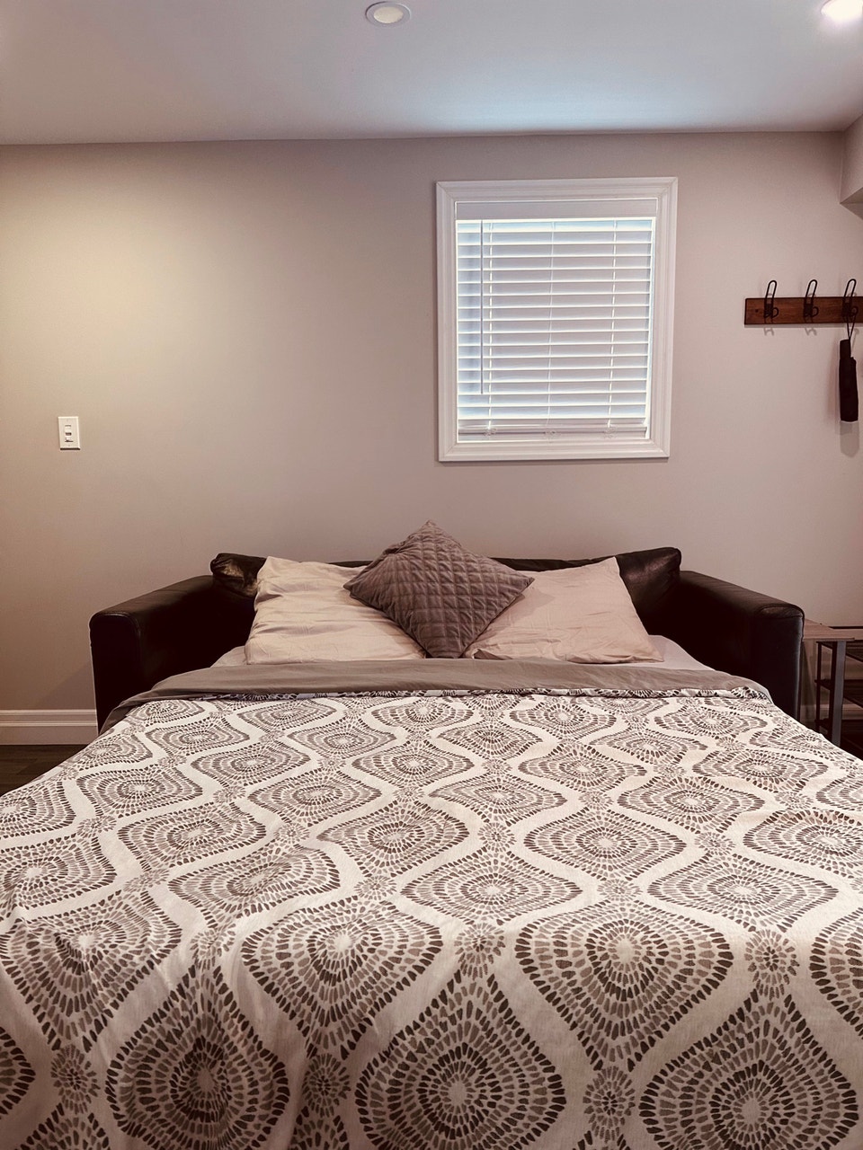 FULLY FURNISHED 1‑BEDROOM WALKOUT BASEMENT 4
