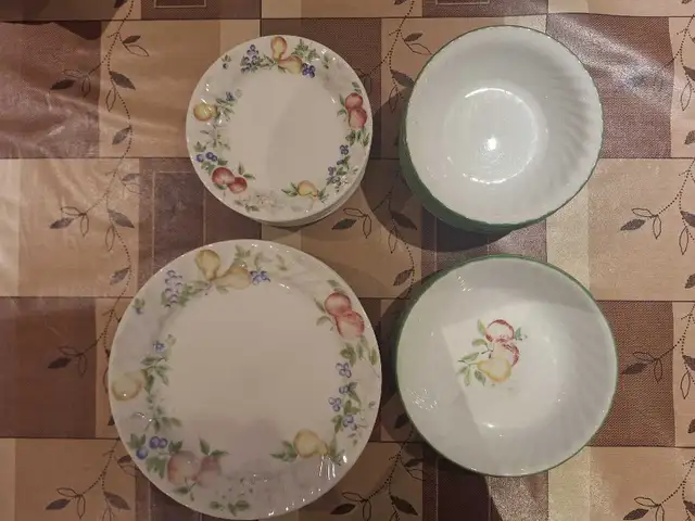 Corelle dinnerware lot in Kitchen & Dining Wares in Markham / York Region - Image 2