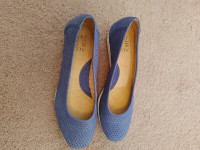 LADIES BRAND-NEW 7.5 BLUE NATURALIZERS for sale!