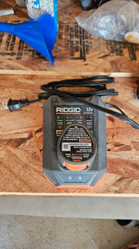 Ridgid 12V battery charger and 1 battery (1.5AH Lithium)