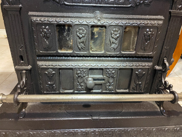 JEWEL No. 123 COAL/WOOD BURNING PARLOR STOVE in Arts & Collectibles in Oshawa / Durham Region - Image 3