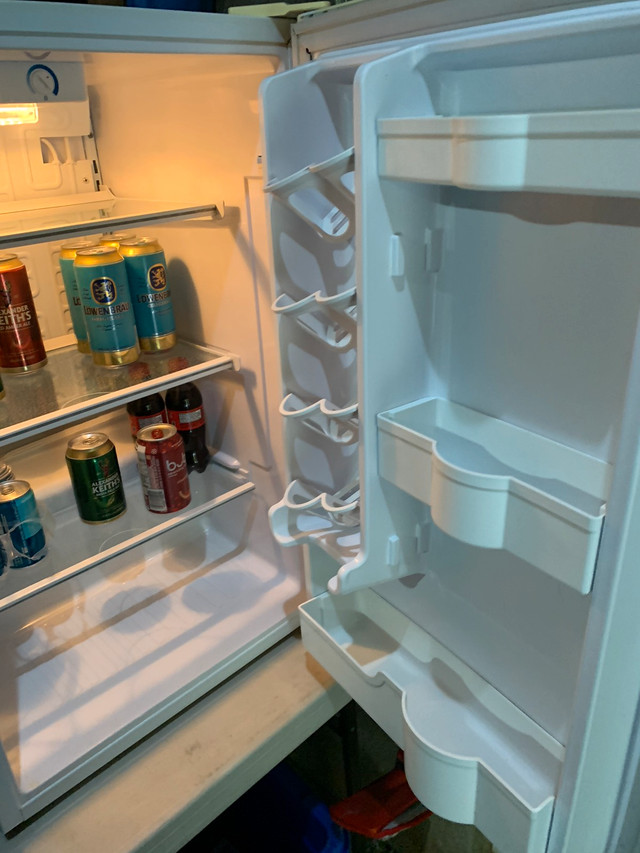 Mini fridge Bar fridge works perfectly and clean Refrigerators