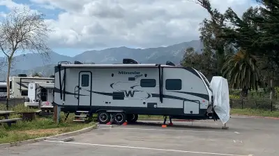Superbe roulotte de qualité. Elle est confortable et spacieuse et idéale pour voyager. La dispositio...