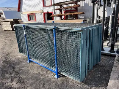 Grille de métal. 47"x 118". Cadre en fer angle de 1 1/4" x 1 1/4". Dimensions des trous: 2"x 2". En...