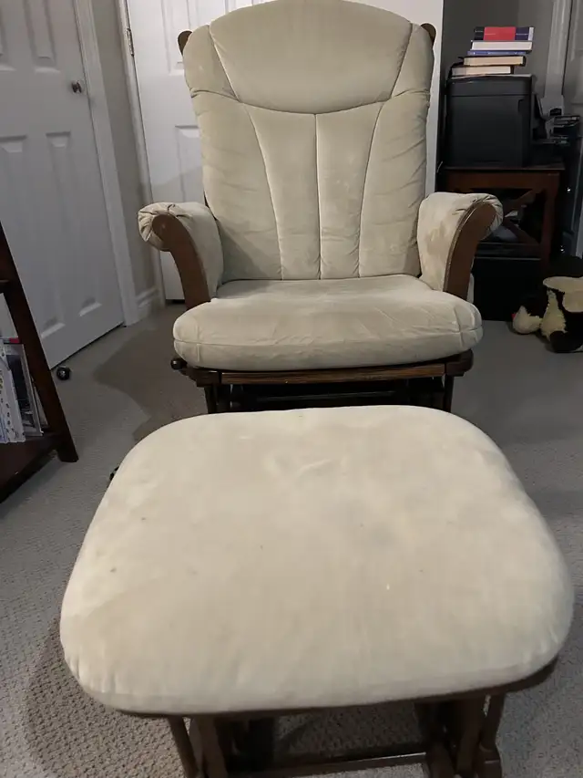 Glider Chair with Ottoman – Excellent Condition in Chairs & Recliners in City of Toronto - Image 4