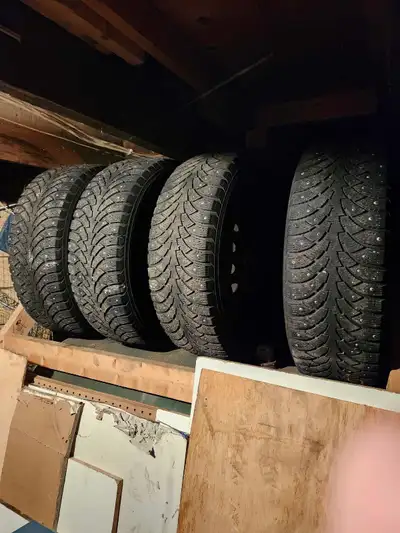 Jantes en acier avec pneus d'hiver à crampons en bonne condition dimensions 215/65R16 avec bolt patt...