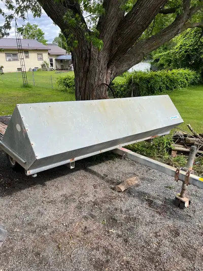 Selling My early 2000s hyland snowmobile trailer, new hubs and bearings last year, new light wiring...