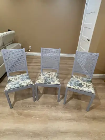 4 chaises  solides/ 4 solid chairs, View more