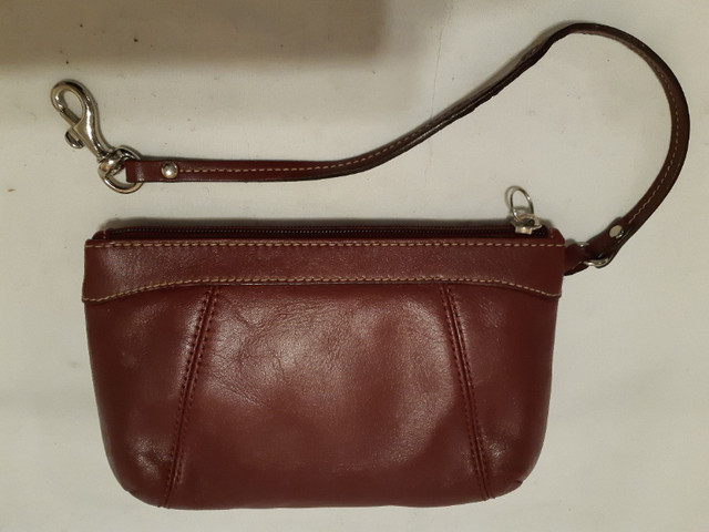 As New Small Burgundy Authentic Coach Genuine Leather Wristlet in Women's - Bags & Wallets in City of Halifax - Image 4