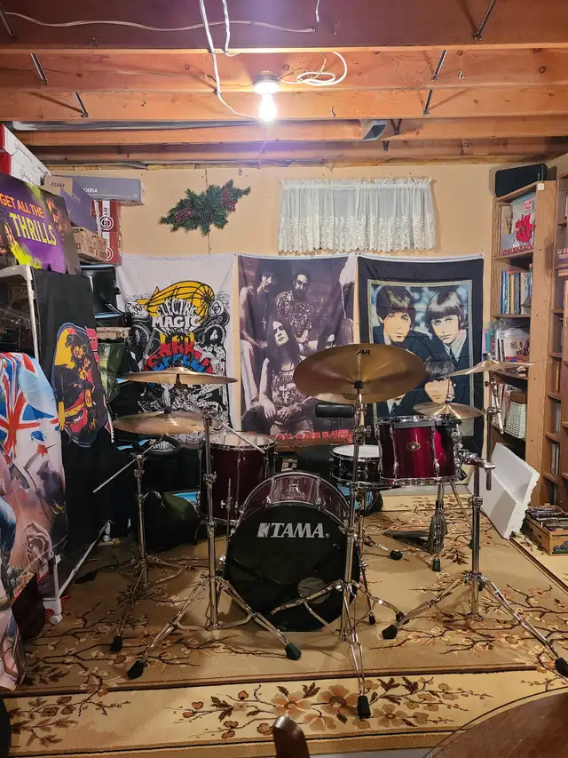 DRUMMER SEEKS LEAD GUITARIST AND BASSIST TO FORM DOOM METAL BAND