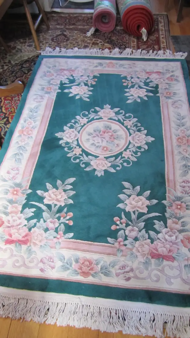 WONDERFUL 46“X 72“ HANDMADE FLOWER MOTIF WOOL RUG in Rugs, Carpets & Runners in Ottawa - Image 8