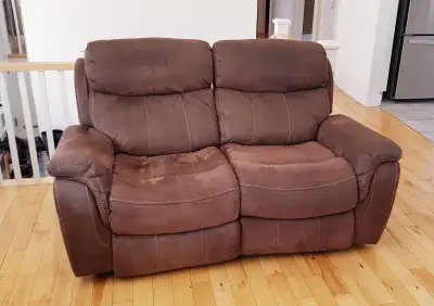 Causeuse et Canapé inclinables en bon état. Très confortable et totalement fonctionnel. Aucune tache...