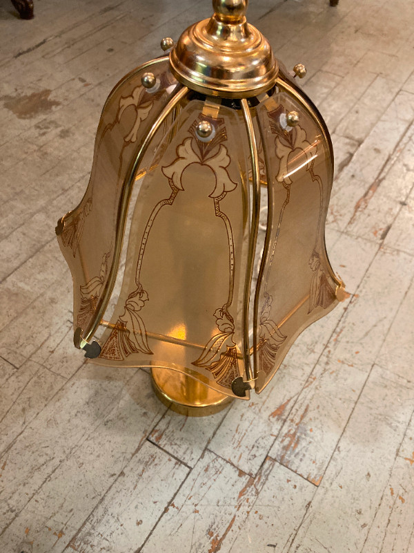 Lampe de table vintage 1980 en verre laiton moderne dans Art et objets de collection  à Ville de Montréal - Image 2