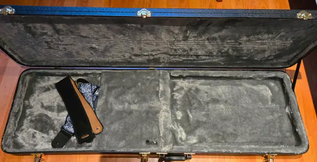 [Bundle] Yamaha TRBX174 bass + case + Focusrite Solo 3rd + etc. in Guitars in City of Montréal - Image 5