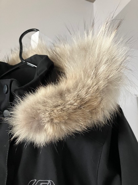 MANTEAU D'HIVER/ PARKA NOIR POUR FEMME "LOUIS GARNEAU"  MÉDIUM dans Femmes - Hauts et vêtements d'extérieur  à Ville de Montréal - Image 2