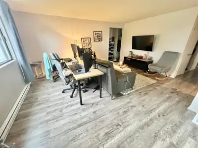 Beau et Grand 5½ , 3ième étage, Place Jolibourg. 1295$ Libre pour le 1er decembre Très bien situé da...