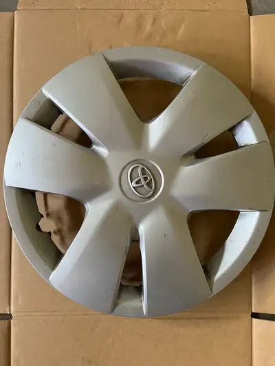 Used Toyota wheel cover. 6 spokes. 14” diameter. Minor scratches.