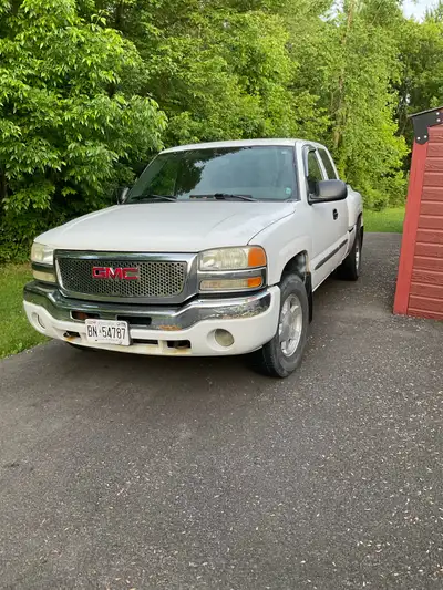 Selling our 2004 4X4 GMC SLE flare/fender side ( fibreglass box ) extension cab with short box ( wit...