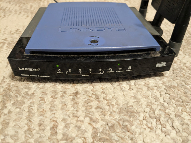 Linksys WRT300N Wireless-N Broadband Router dans Réseaux  à Lethbridge - Image 2