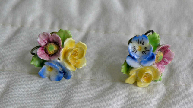 Floral Earings-Dresden (Screw Backs) Two Sets(Vintage) in Arts & Collectibles in Guelph - Image 2