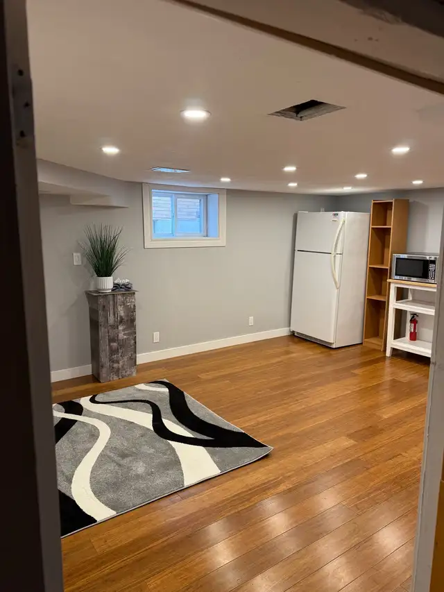 LARGE 1 BEDROOM BASEMENT APT AVAILABLE IMMEDIATELY