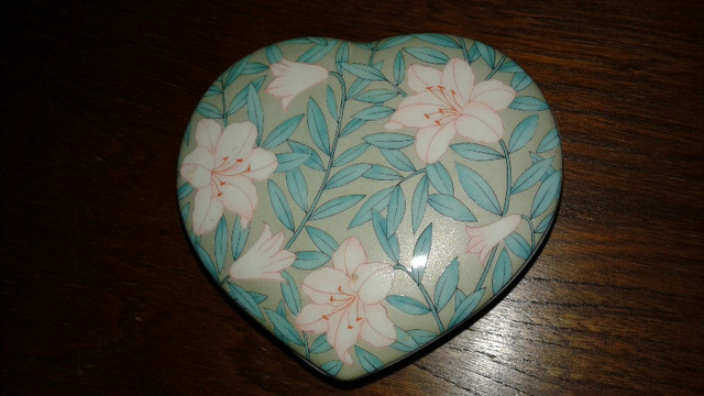 Heart-Shaped Trinkets Dish&Lid by Serenade made in Otagari Japan in Arts & Collectibles in Oshawa / Durham Region