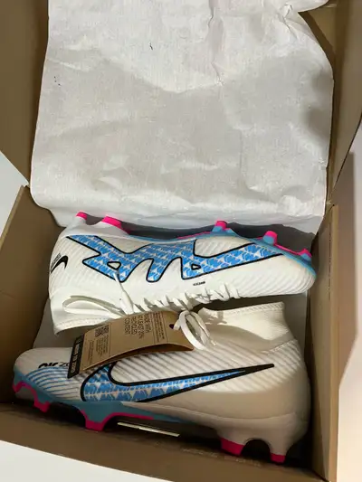 These are new and in excellent shape, these have only been tried on. Never used on a pitch. I got th...
