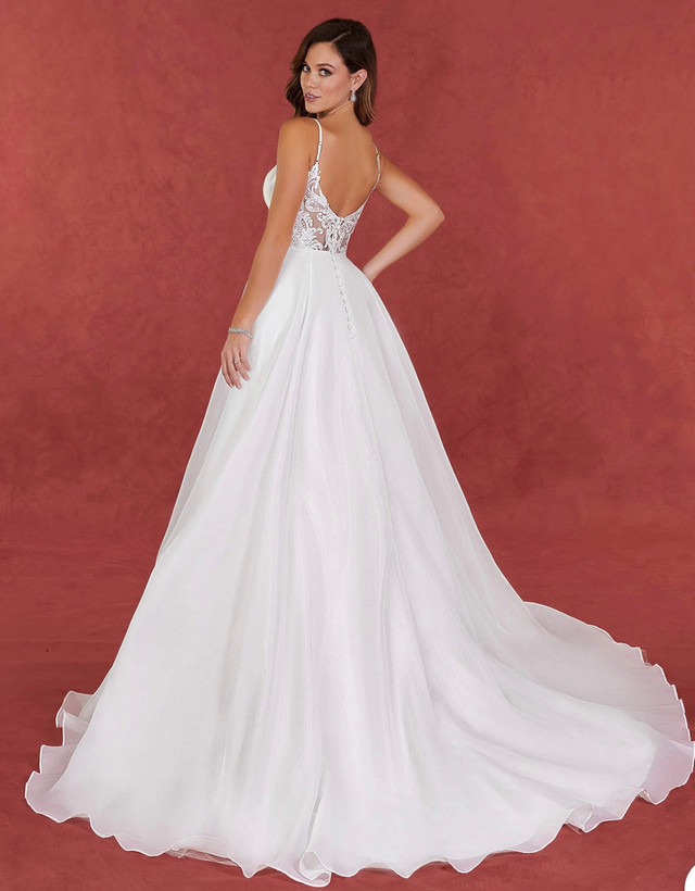 Wedding dress size 0 in Wedding in Belleville - Image 3