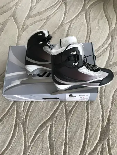 Girls figure skates size 8, View more